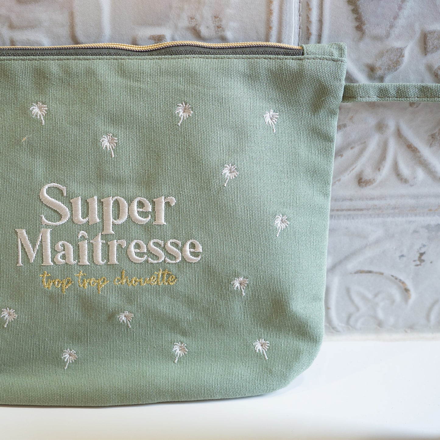 Pochette brodée - Super maîtresse trop trop chouette