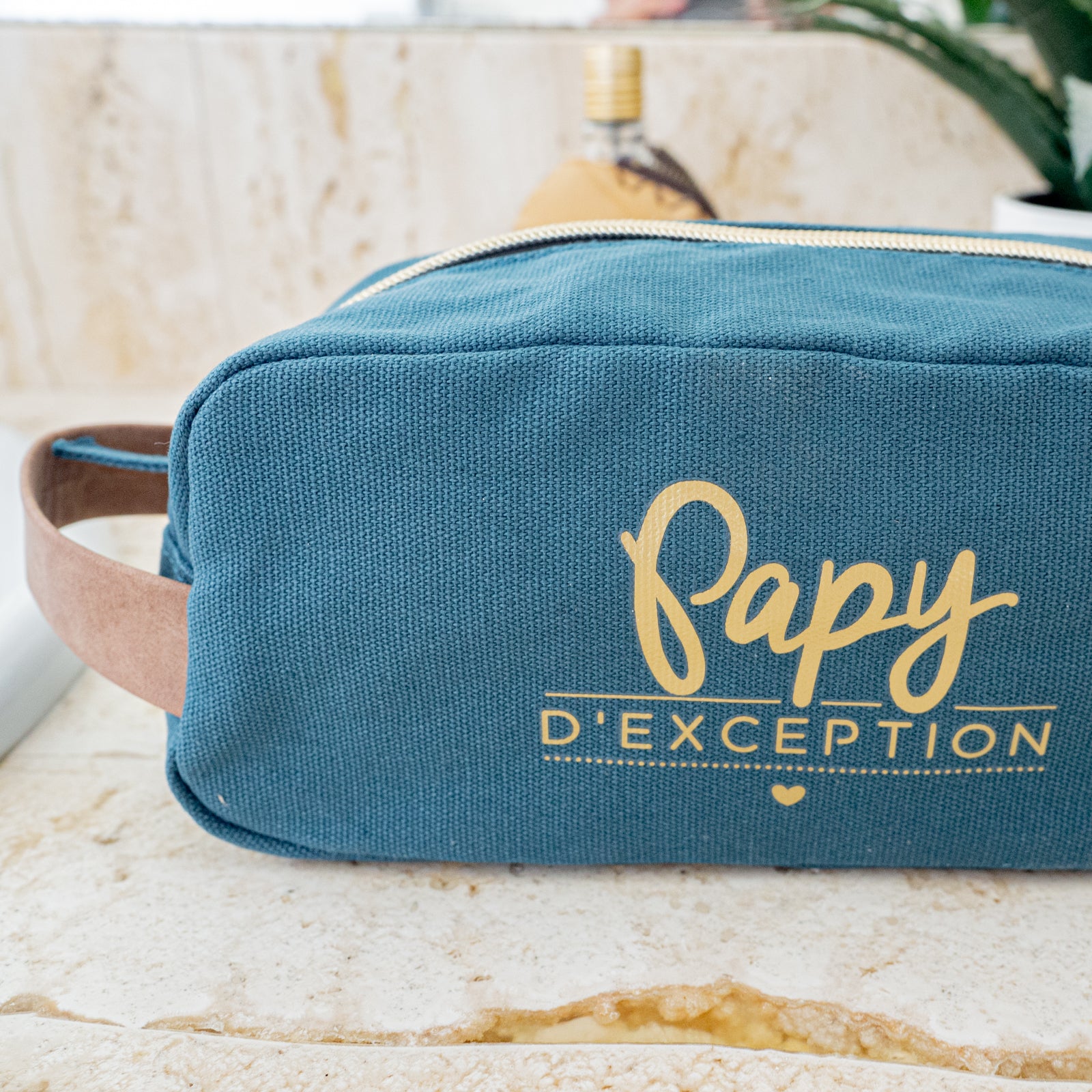 Trousse De Toilette Papy D'exception - Manahia - Cadeau Papy - Fête Des Grands Pères - Anniversaire Papy - Cadeau Voyage - Annonce Grossesse Trousse De Toilette Papy D'exception - Manahia - Cadeau Papy - Fête Des Grands Pères - Anniversaire Papy - Cadeau Voyage - Annonce Grossesse