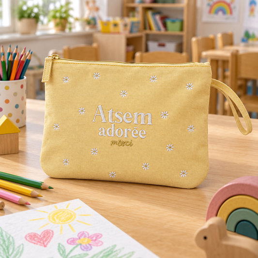 Pochette brodée ATSEM – Atsem adorée, merci