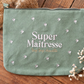 Pochette brodée maîtresse – Super maîtresse trop trop chouette