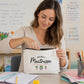 Pochette pompons maîtresse – Merci maîtresse de m’aider à grandir – pochette coton – cadeau maîtresse – fin d’année scolaire