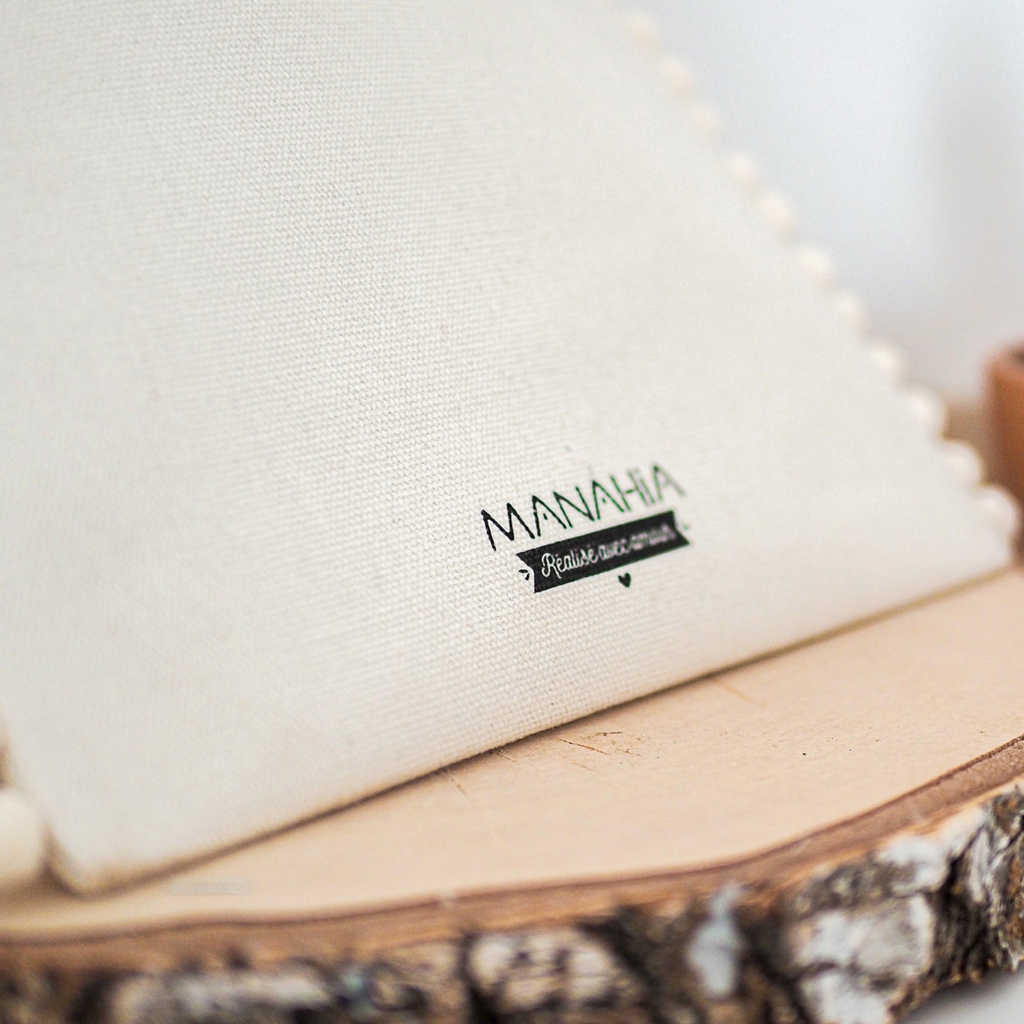 Pochette pompons maîtresse – Merci maîtresse de m’aider à grandir – pochette coton – cadeau maîtresse – fin d’année scolaire